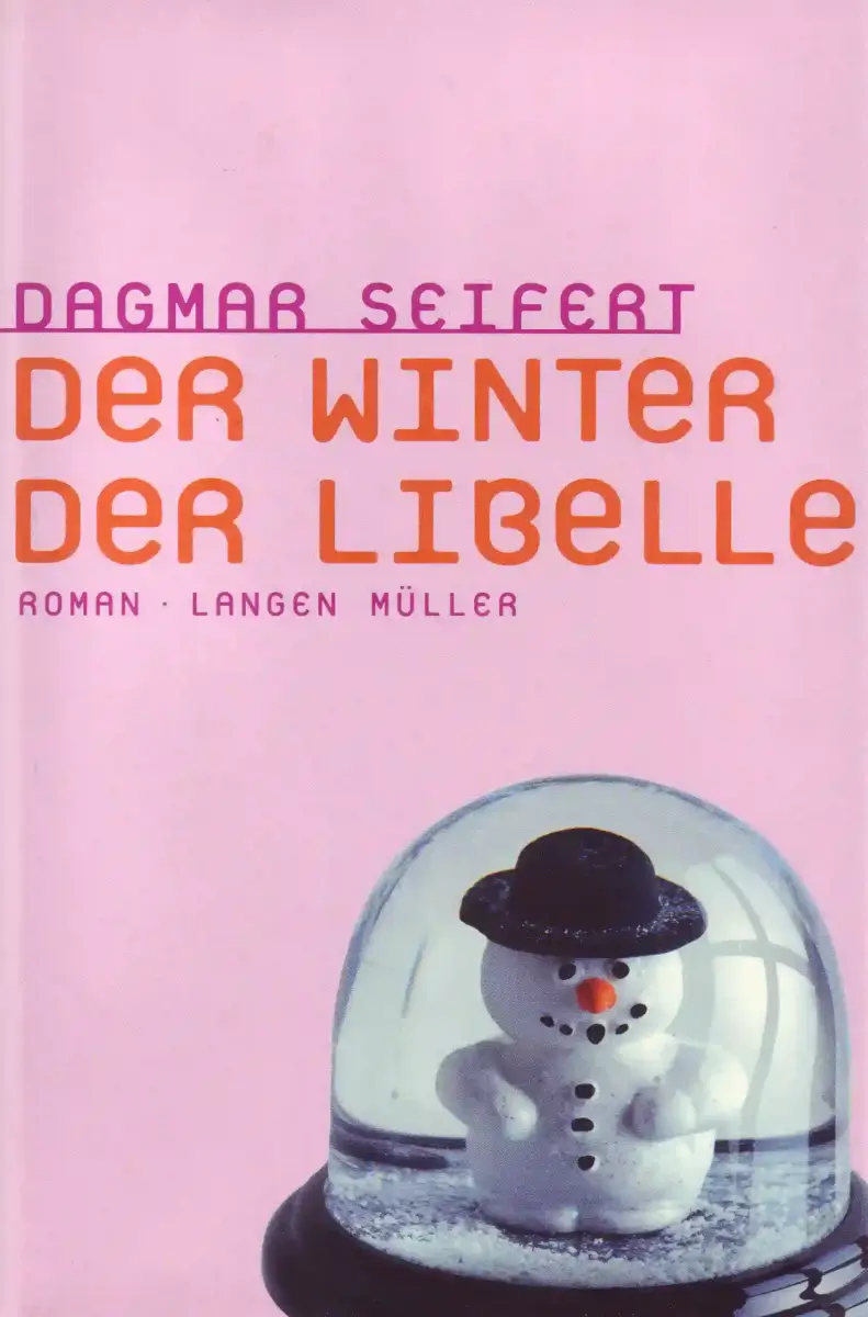 Der Umschlag zu »Der Winter der Libelle« zeigt eine Schneekugel, in der sich eine Schneemann befindet. Der Rest des Covers ist ganz in rosa gehalten.